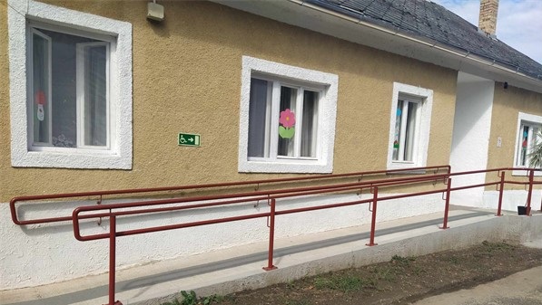 Egy kép a sárospataki, Comenius úti intézményükről, oldalról fotózva.